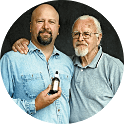 Peter i Jim Strauss sa svojom porodičnom biljnom formulom Strauss kapima